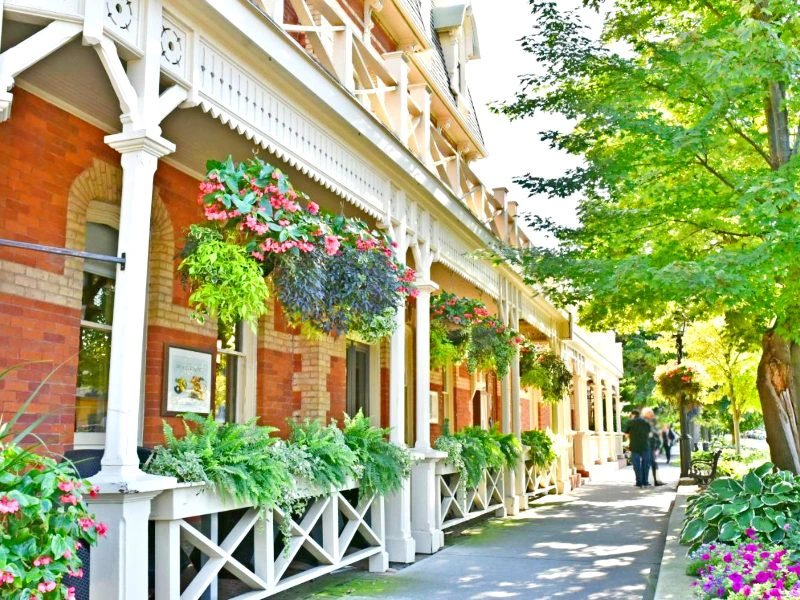 Straße am Komforthotel in Niagara-on-the-Lake, Kanada