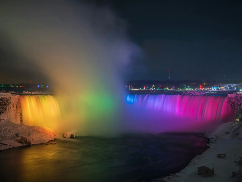 Beleuchtete Niagara Fälle am Abend, Kanada