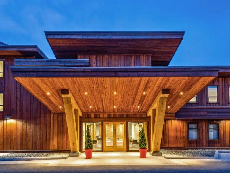 Eingang zum Hotel in Port Hardy, Kanada