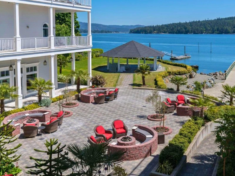 Garten mit Aussicht am Hotel in Sooke, Kanada