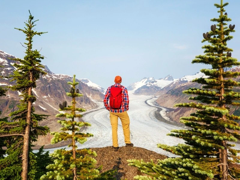 Reisender blickt bei Wanderung auf Gletscher bei Stewart, Kanada