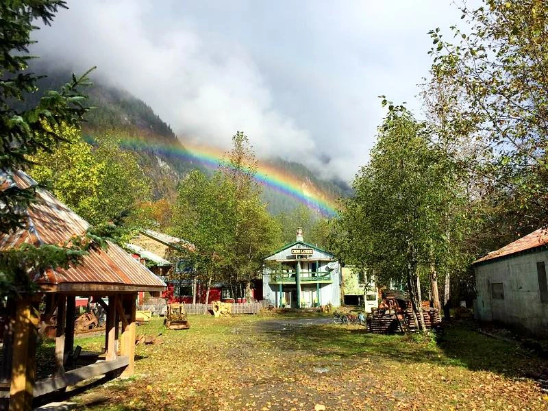 Hof zwischen Hotelgebäuden in Stewart, Kanada