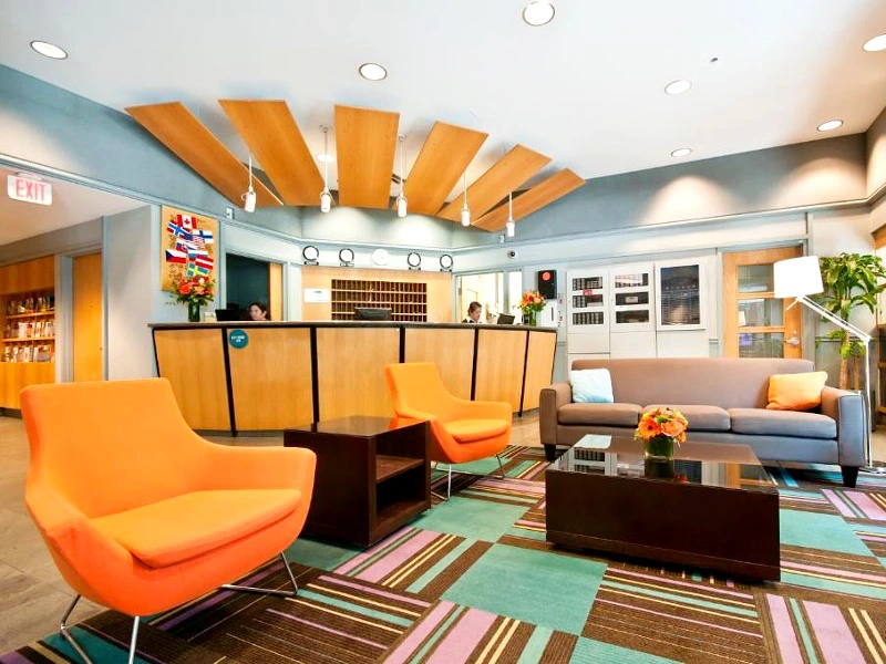 Rezeption im Budget Hotel in Vancouver, Kanada
