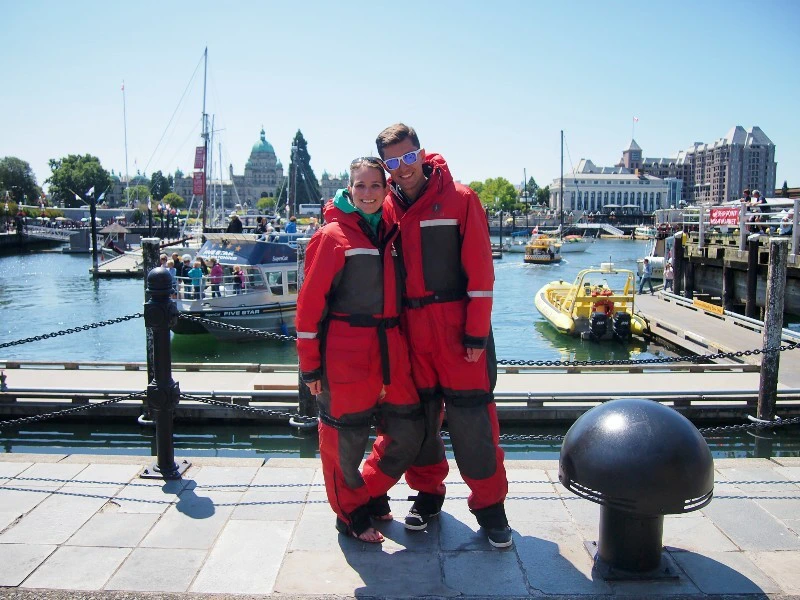 Reisende am Hafen vor dem Whale Watching in Victoria, Kanada