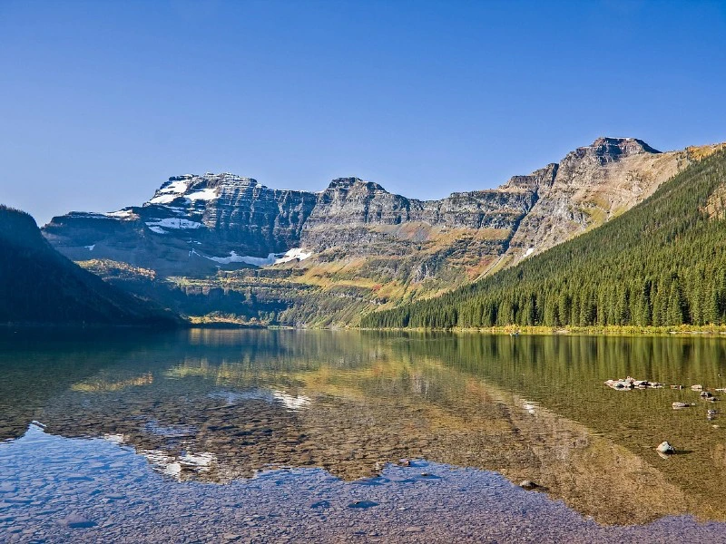 Spiegelnder See im Waterton Nationalpark, Kanada