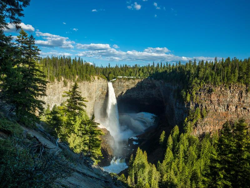 Helmcken Wasserfall im Sonnenlicht, Wells Gray in Kanada