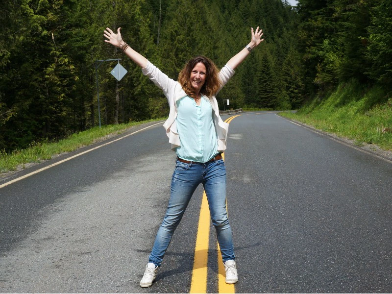 Frau auf einer Straße in Kanada