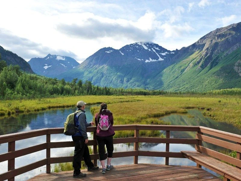 Reisende blicken auf Landschaft bei Anchorage, Alaska