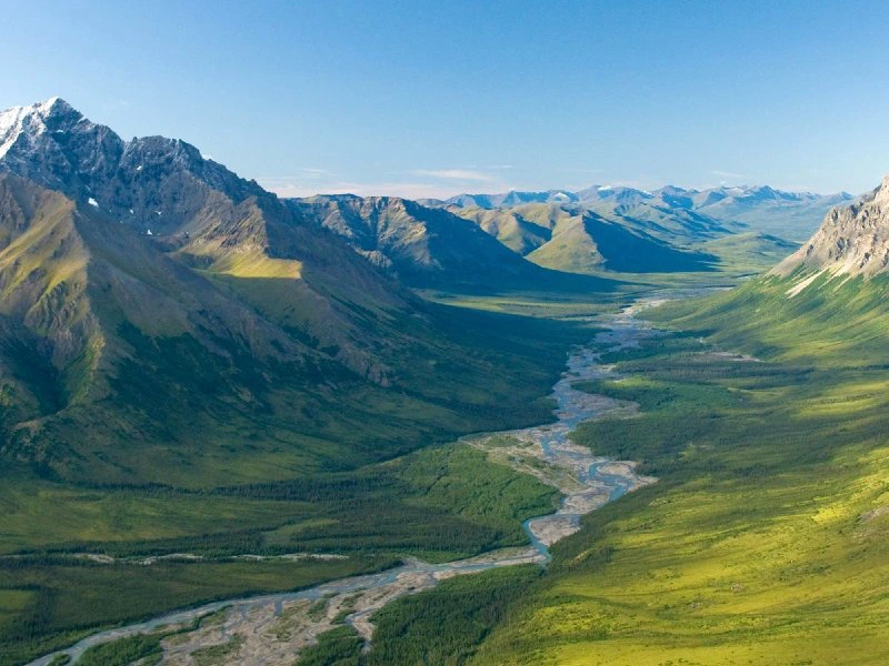 Landschaft mit Fluß und Bergen bei Fairbanks, Alaska