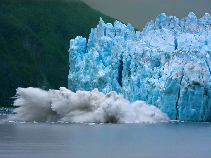 Gletscher kalbt im Kenai Fjords Nationalpark, Alaska