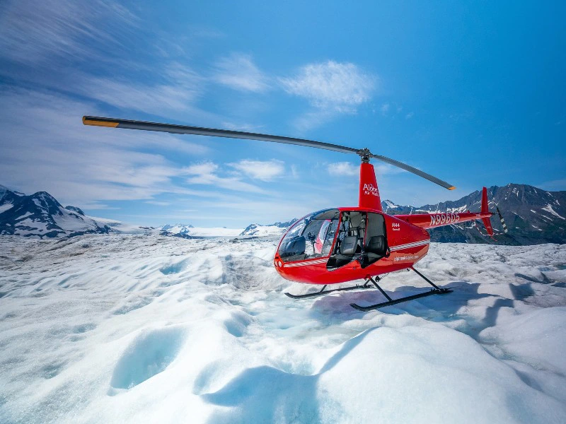 Helikopter auf Gletschereis in Alaska