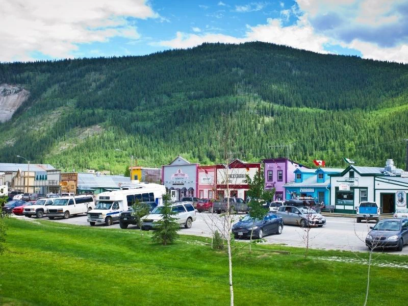 Straße in Dawson, Yukon, Canada
