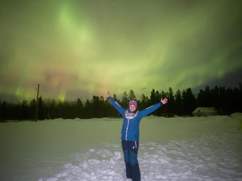 Reisende vor Nordlichtern bei Whitehorse im Yukon, Kanada