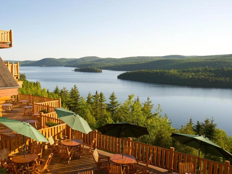 Terrasse der Sacacomie Lodge, Kanada