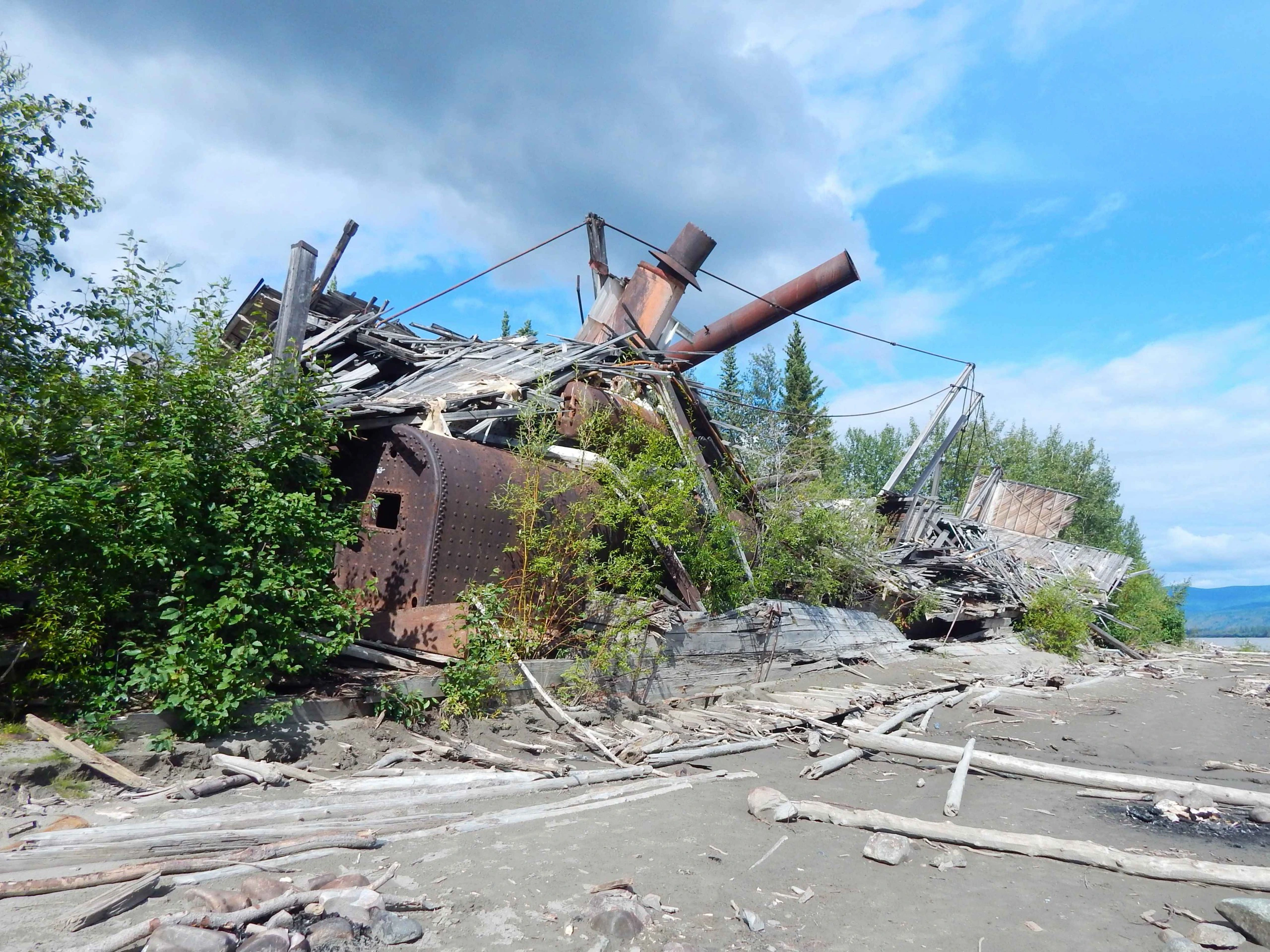 Schaufelraddampfer-Wrack am Paddlewheel Graveyard in Dawson City, Yukon