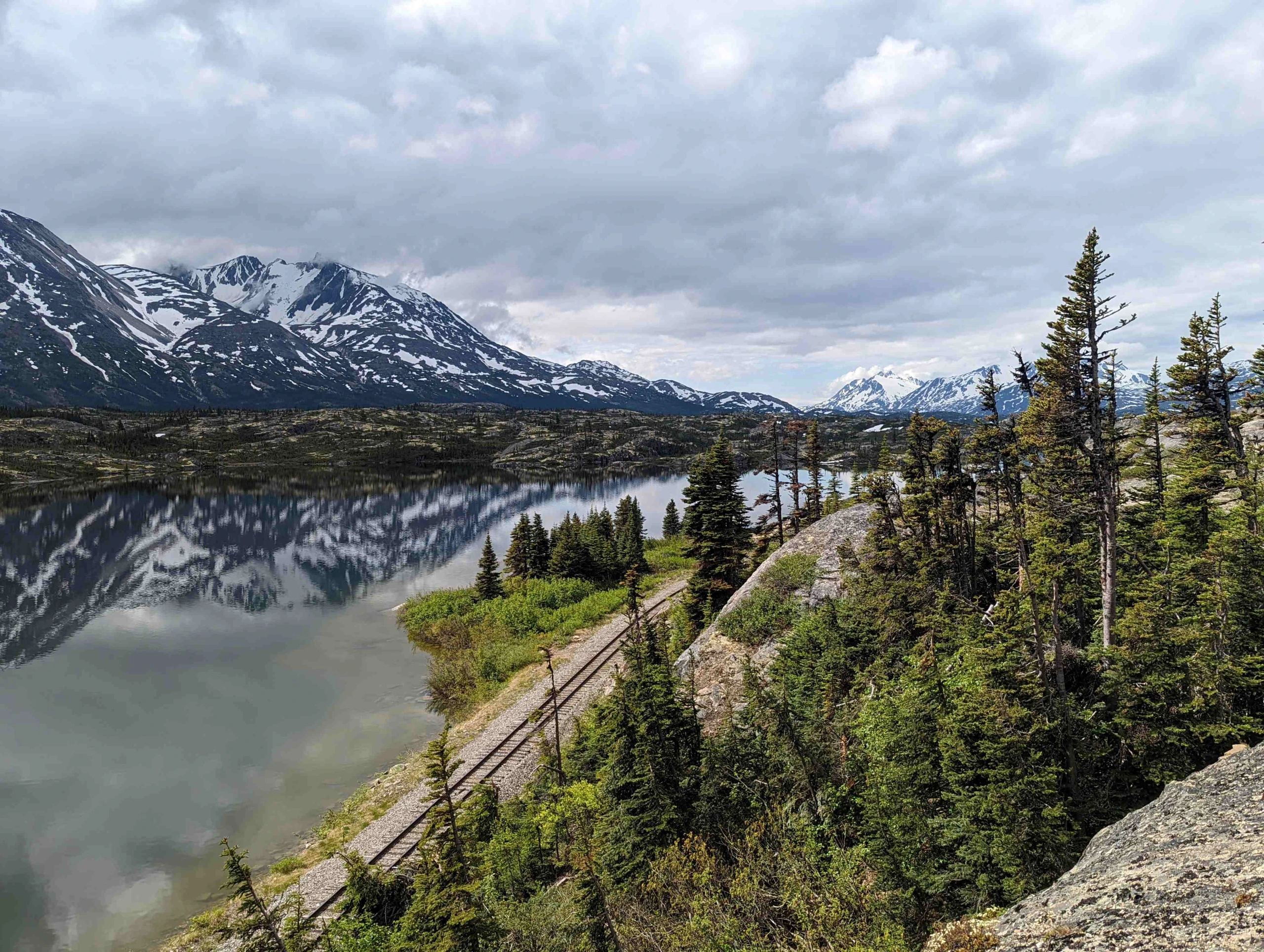 South Klondike Highway mit White Pass Railway kurz vor Skagway