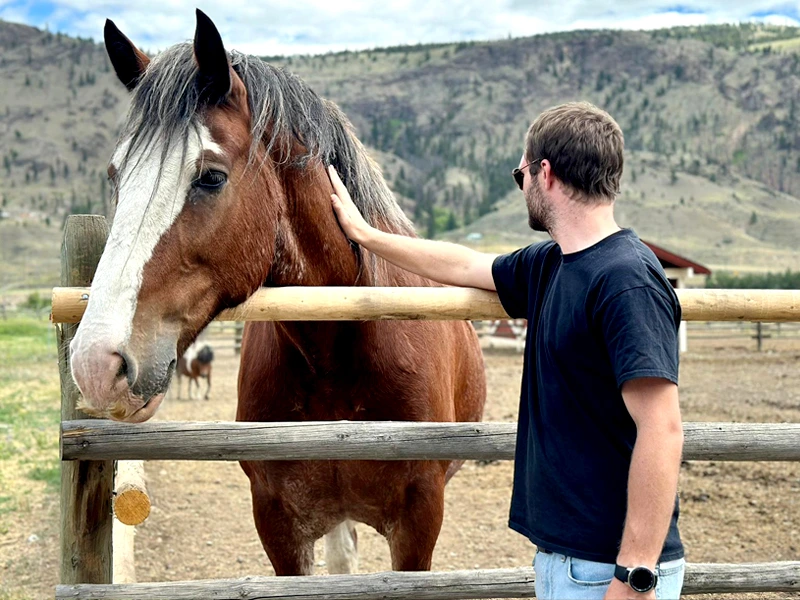 Reisender zu Besuch auf Pferderanch