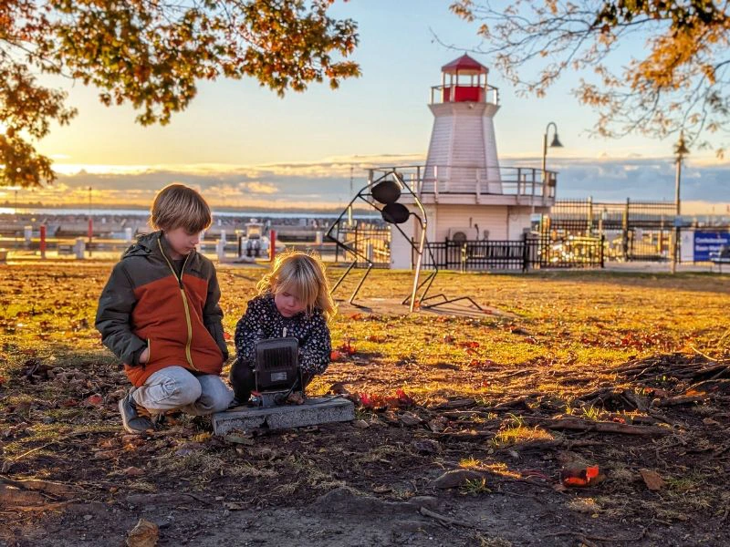 Kinder spielen im Herbstlaub