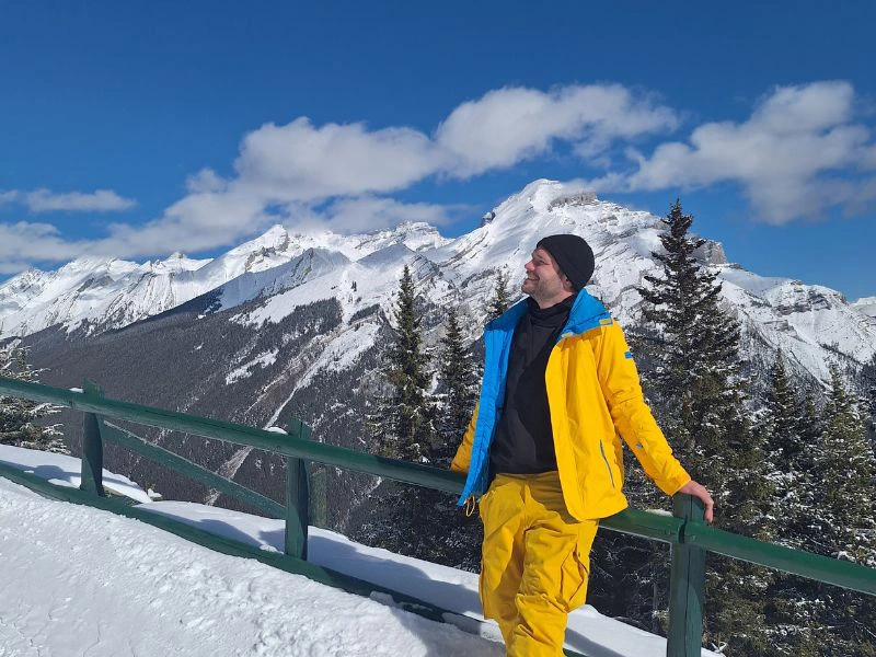 Yannick von erlebe vor schneebedeckten Bergen in Kanada