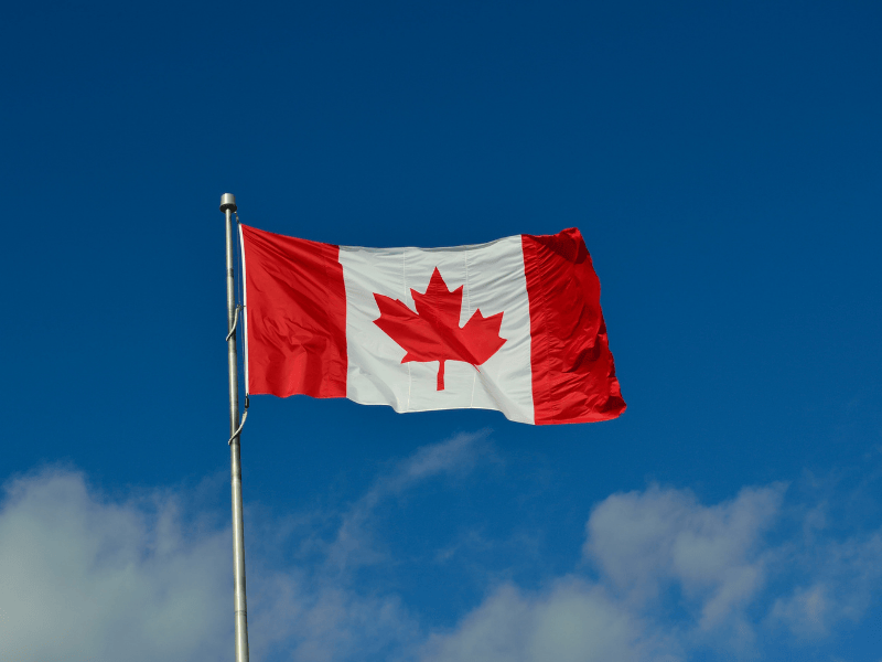 kanadische Flagge weht im Wind zum Canada Day