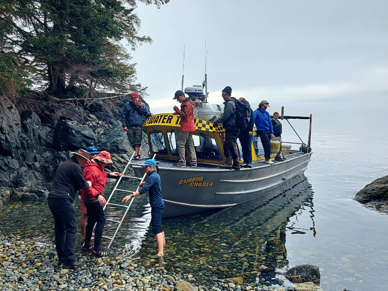 Wassertaxi in einer Bucht auf Hanson Island in Kanada