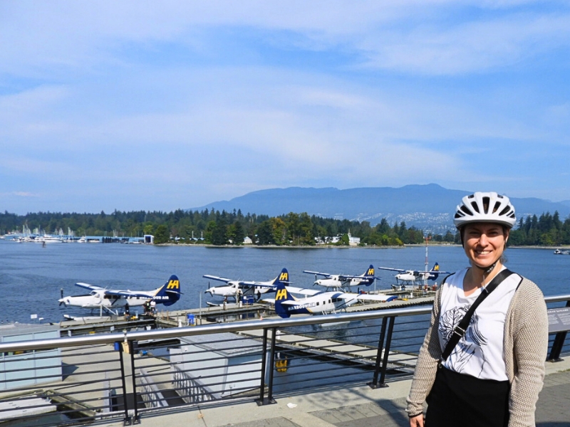 Frau steht vor Wasserflugzeugen in Kanada