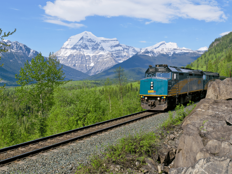 Zug am Mount Robson in Kanada