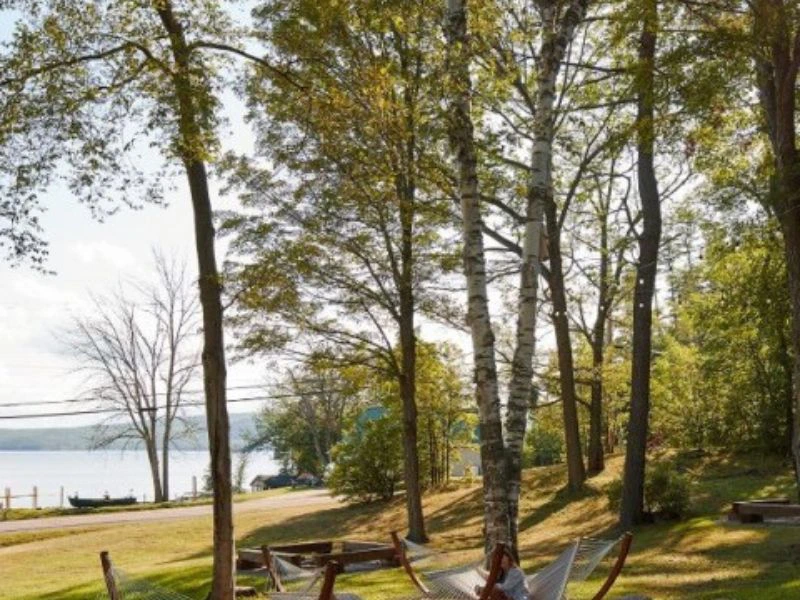 Außenanlage ihrer Unterkunft in Calabogie