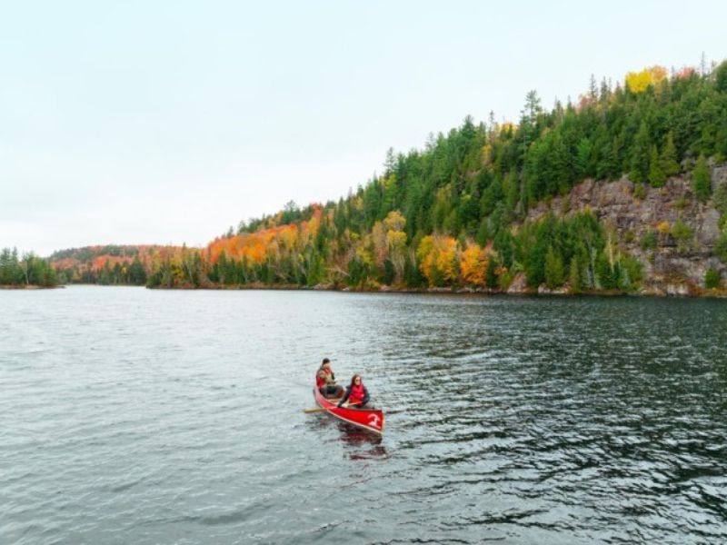 Kanufahren inmitten von Natur auf dem Oxtongue Lake