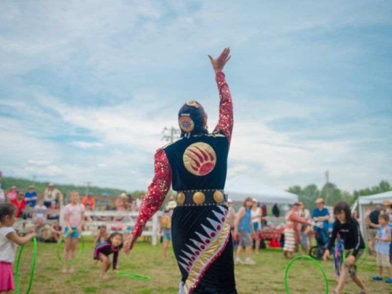 Indigene Kultur der Insel entdecken einheimische bei einem Sommerfest.