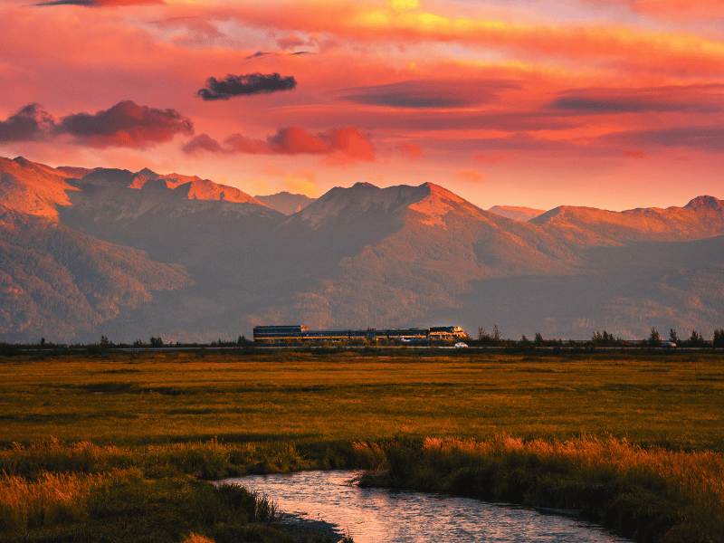 Alaska mit dem Zug im Sonnenuntergang
