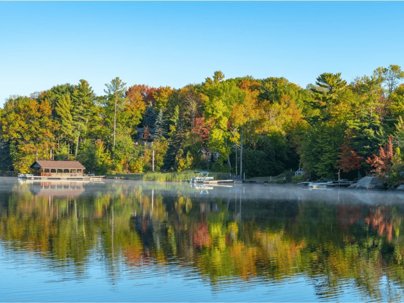 Wälder am Wasser in der Mukoka-Region, Kanada