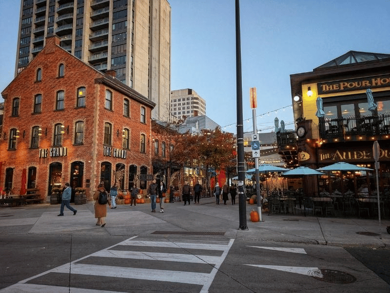 Belebter Innenstadtbereich von Ottawa mit Restaurants und Bars, Kanada
