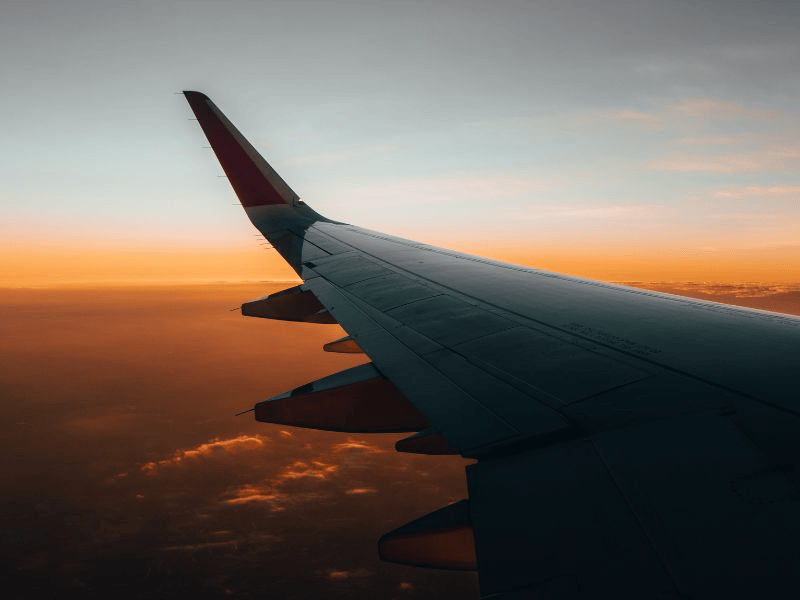 Flugzeugflügel beim Sonnenuntergang