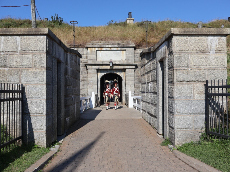 Historischer Festungseingang in Halifax mit zwei Wachposten in Uniform