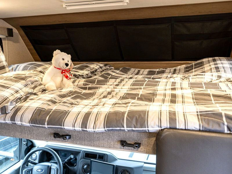 Außenansicht eines C‑Small Wohnmobils auf einem Campingplatz in der Natur