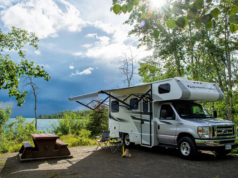 Fahrerbereich im C‑Small Wohnmobil mit Sitzen und Armaturenbrett