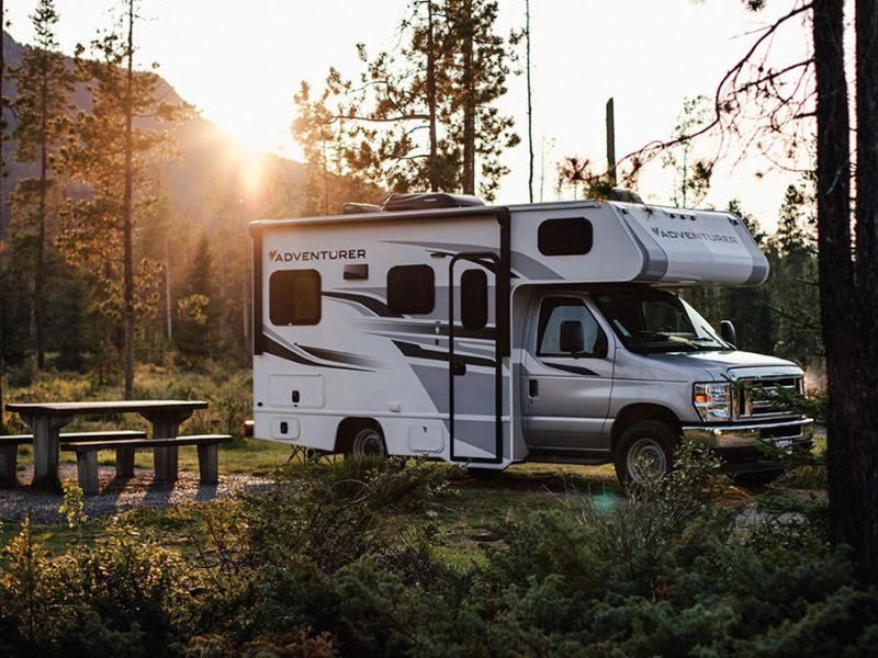 Kompaktes Wohnmobil der Kategorie C‑Small mit Sitzbereich und Innenausstattung