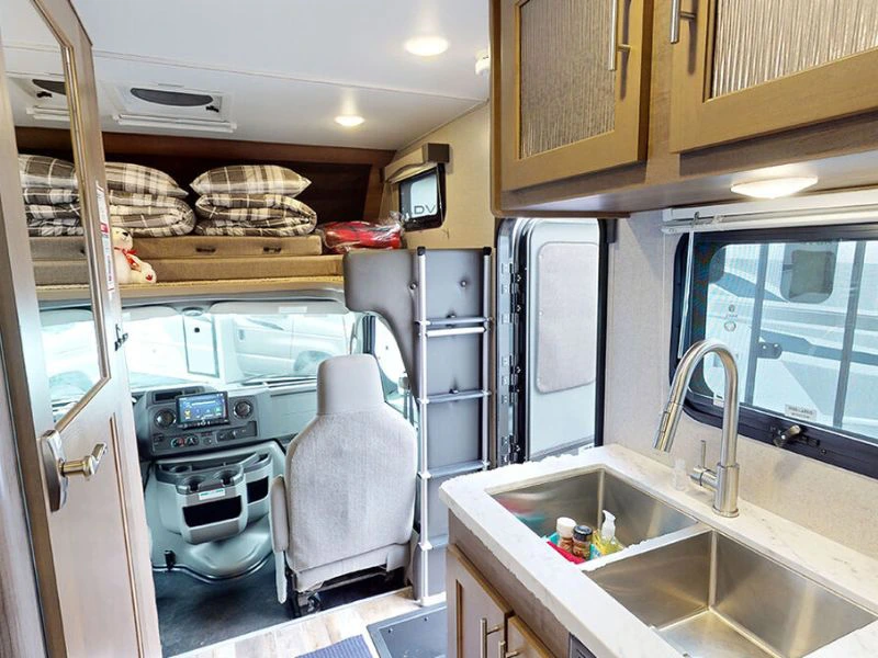 Schlafbereich im C‑Small Wohnmobil mit Bett und Stauraum