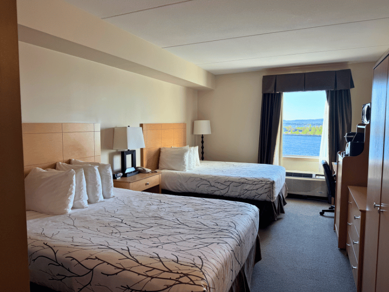 Hotelzimmer mit Blick auf den See