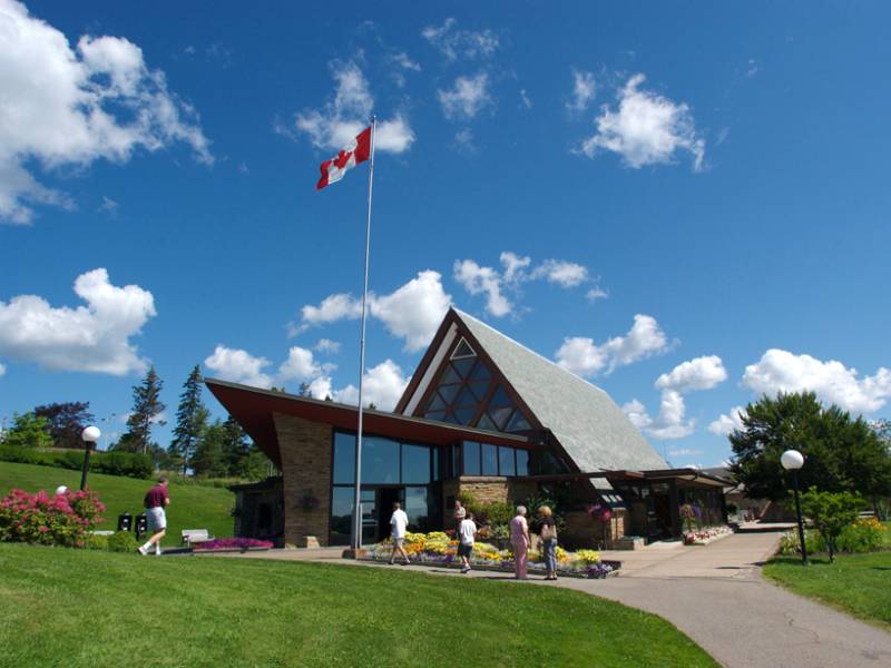 Alexander Graham Bell Museum in Baddeck mit Garten und Gebäude