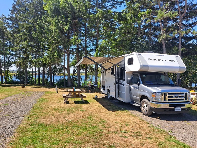 Wohnmobil auf einem Campingplatz in Ostkanada