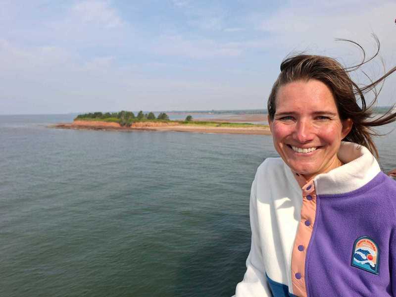Reisende beim roten Sandstrand auf Prince Edward Island
