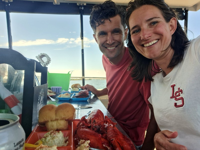 Reisende bei einer Hummer-Bootstour vor der Küste von Prince Edward Island