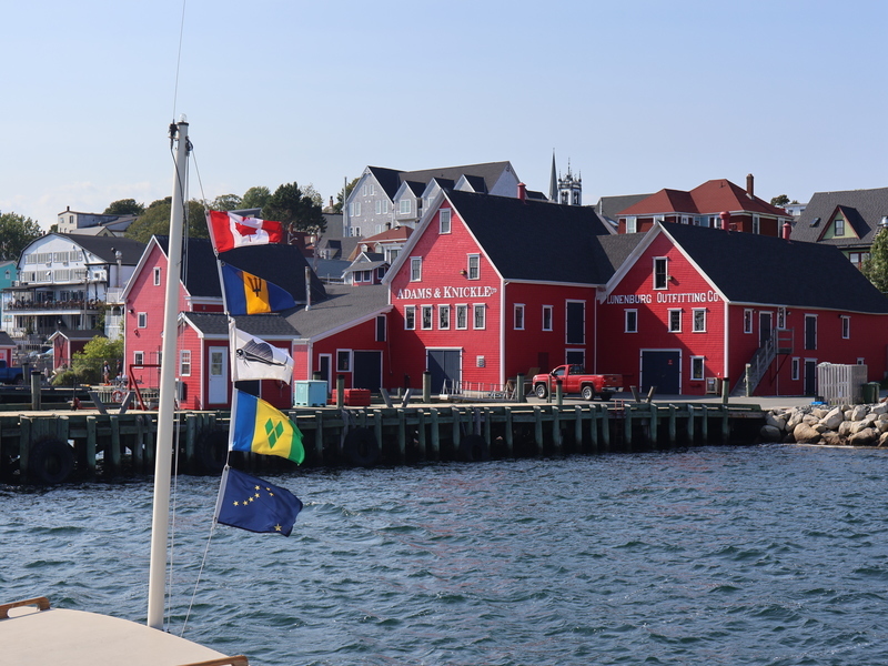 Hafen von Lunenburg mit bunten Häusern und Booten