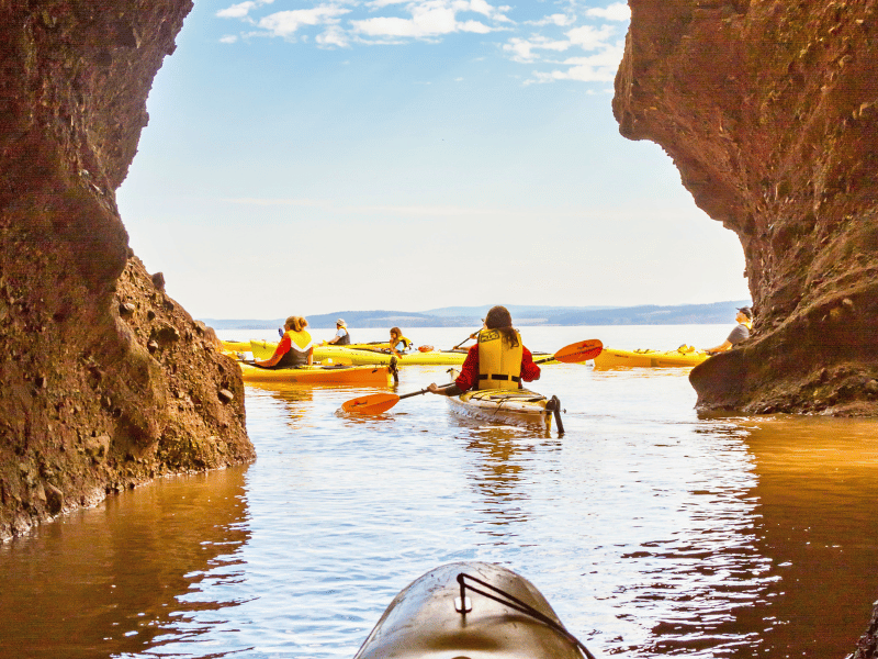 Eine Grupp beim Kajakfahren in den Hopewell Rocks, Atlantik Provinzen Kanadas