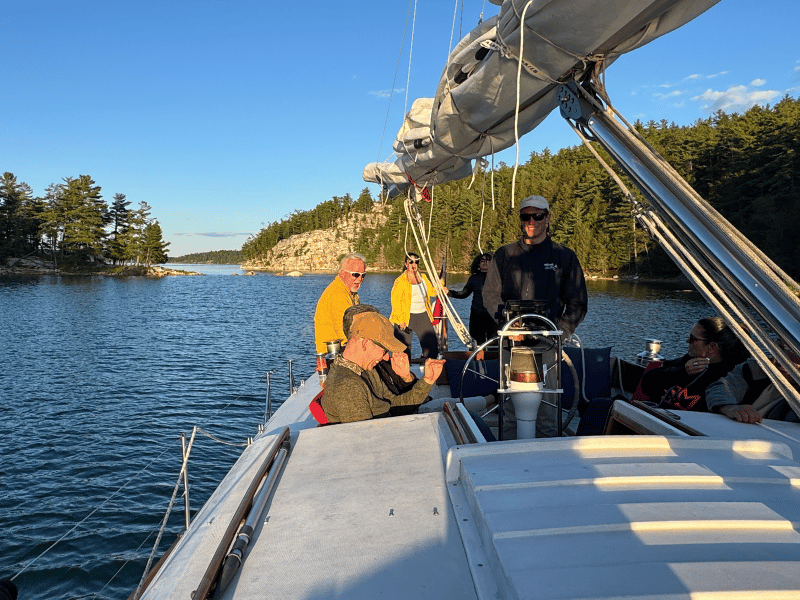 Mit dem Segelboot in den Sonnenuntergang