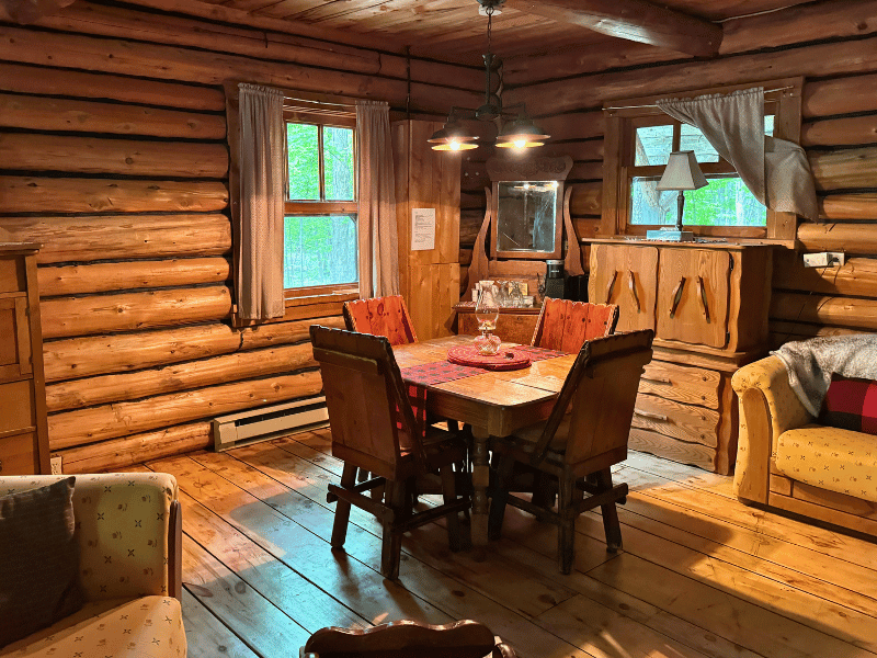 Wohnraum Blockhütte Ahorn-Farm