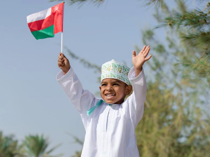 Kind mit kleiner omanischer Flagge