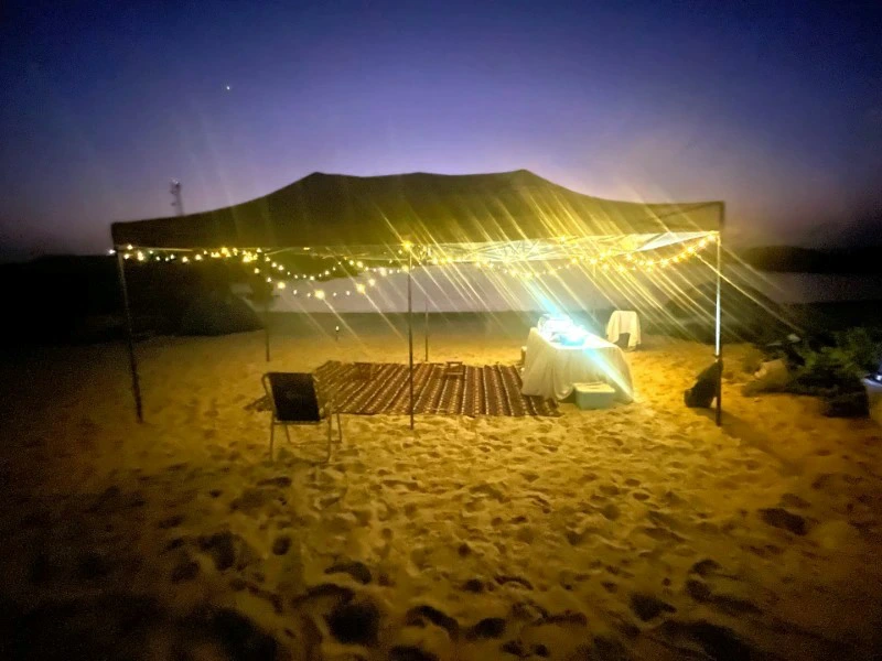 Ihr Camp auf den Daymaniyat-Inseln am Abend